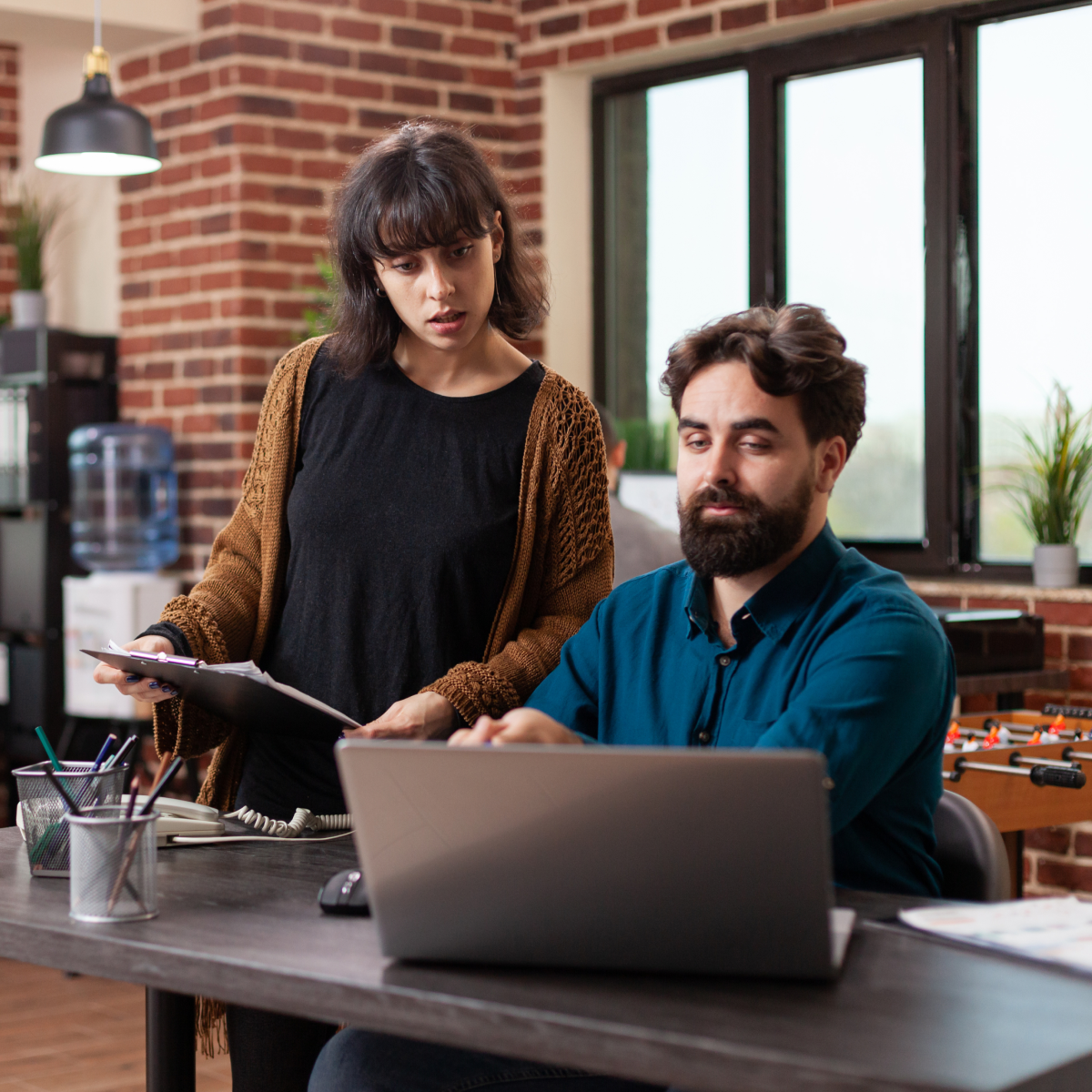 Uomo e donna che fanno formazione assieme dal PC